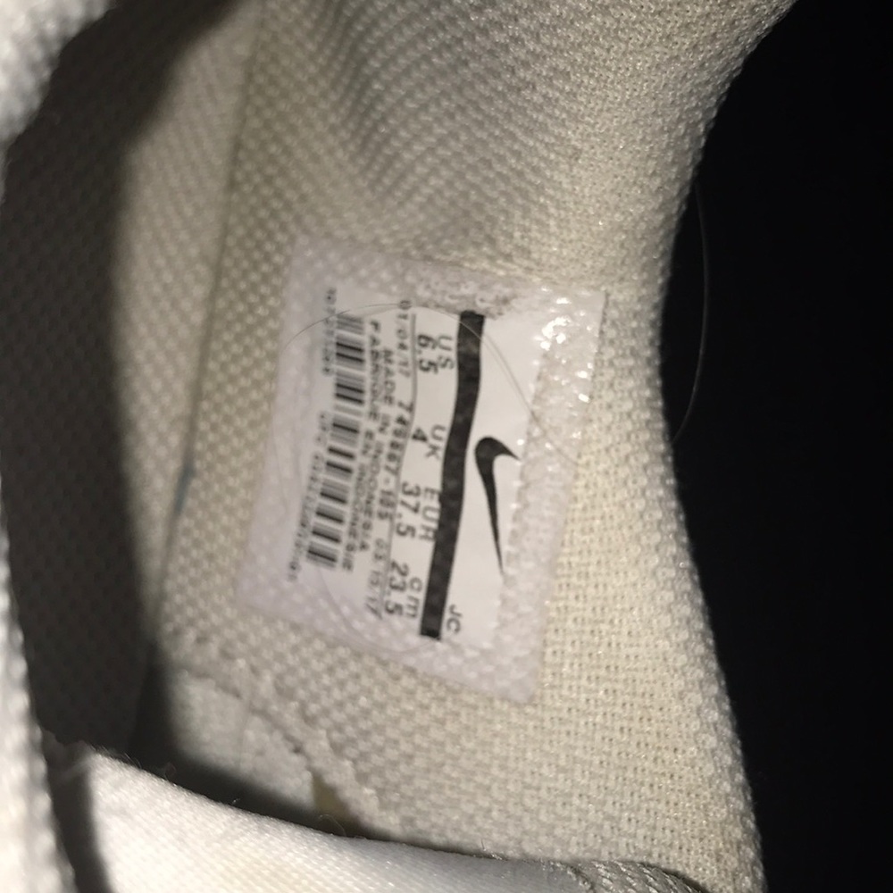 Lowtop white nikes - Picture 3 of 4